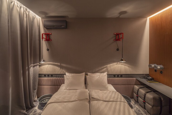 Room 10 of 33