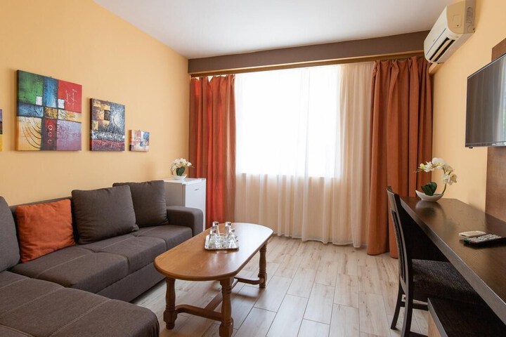 Room 8 of 9