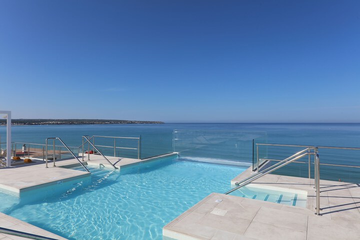 Hotel with Pool