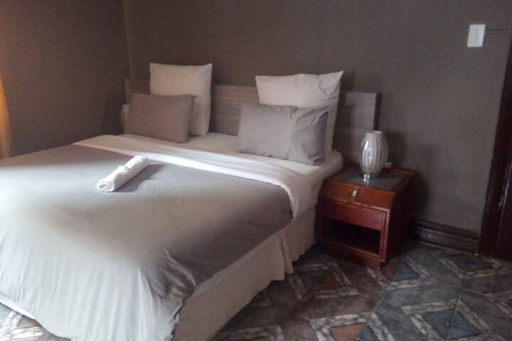 Room 17 of 33