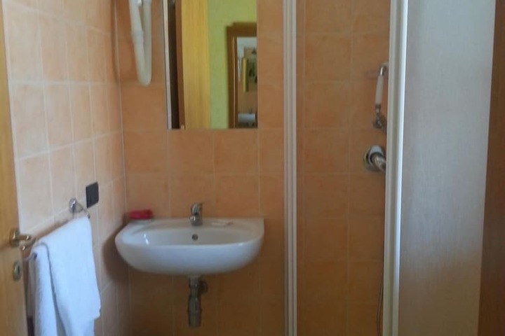 Room 27 of 48