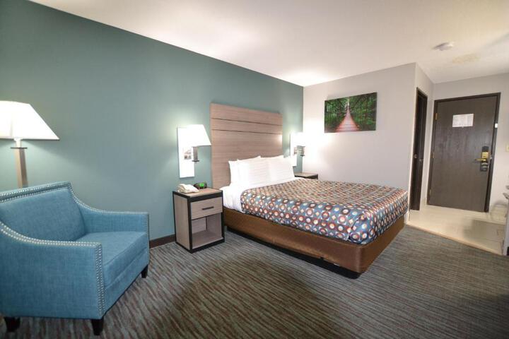 1 Queen Bed (3 of 16)