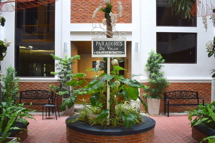 Hotel Exterior 45 of 48