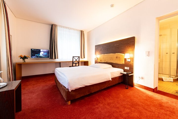 Room 2 of 77