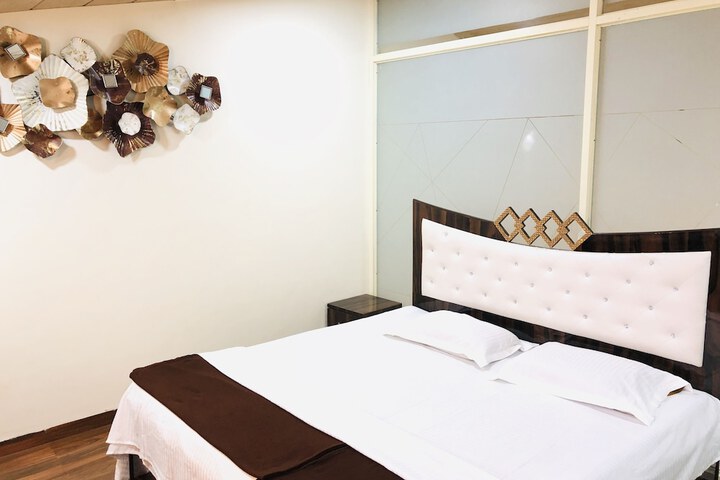 Room 10 of 12