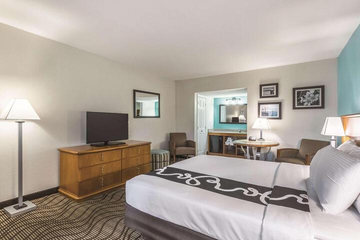 1 King Bed (4 of 6)