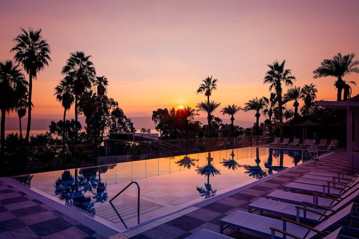 Hotel with Pool