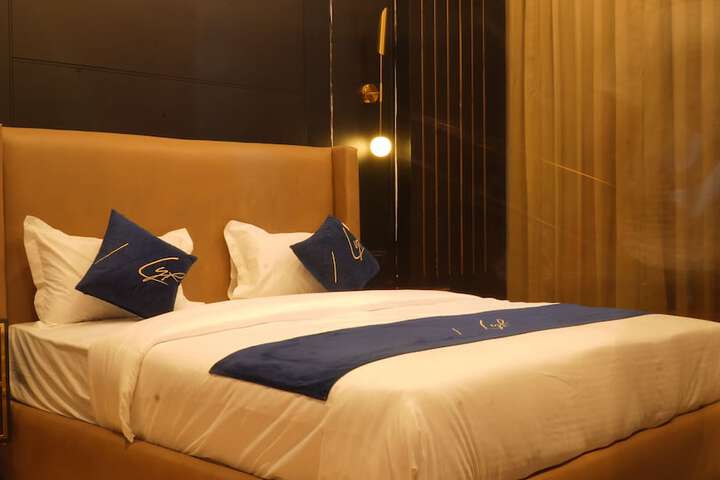 Room 4 of 18