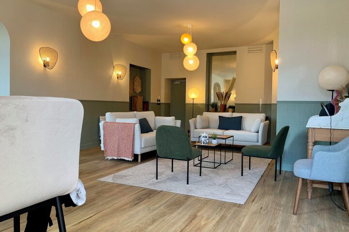 Lobby lounge