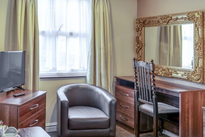 Room 28 of 141