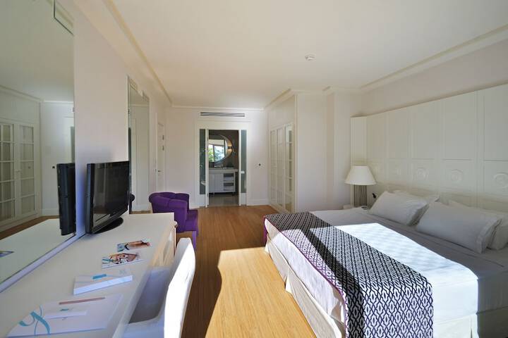 Room 4 of 79
