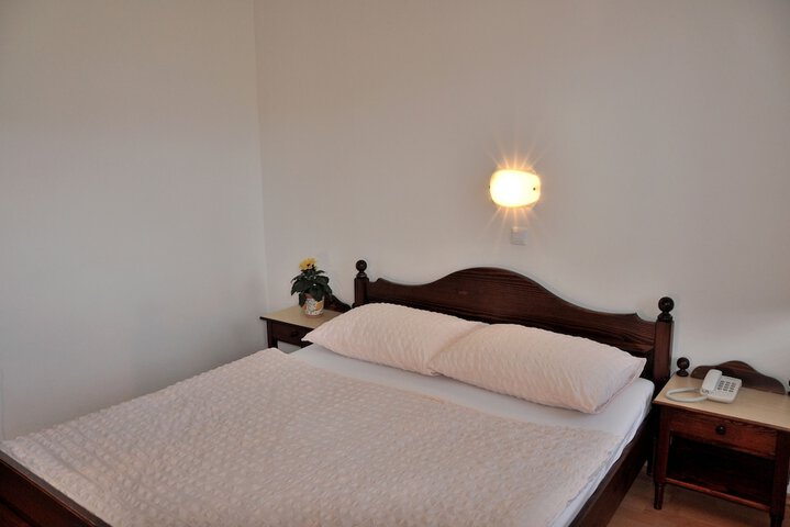 Room 6 of 80