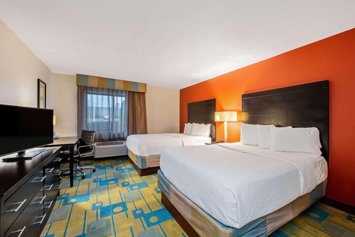 2 Double Beds (3 of 5)