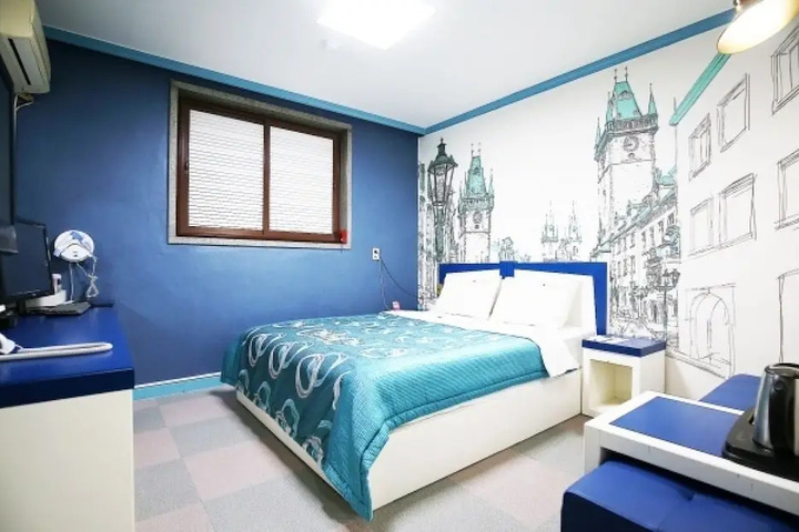 Room 5 of 16
