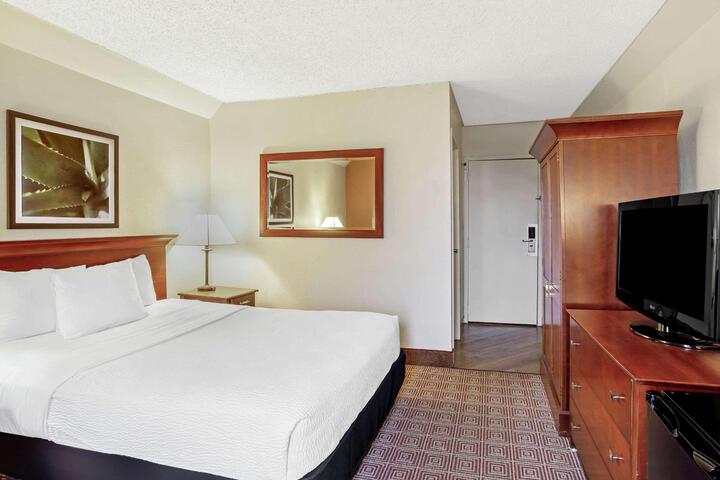 1 Queen Bed (16 of 19)
