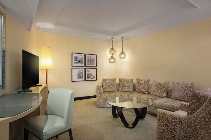 Room 33 of 152
