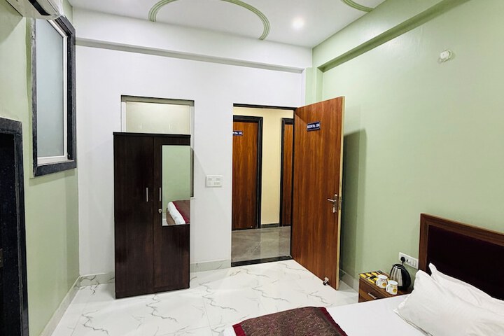 Room 6 of 13