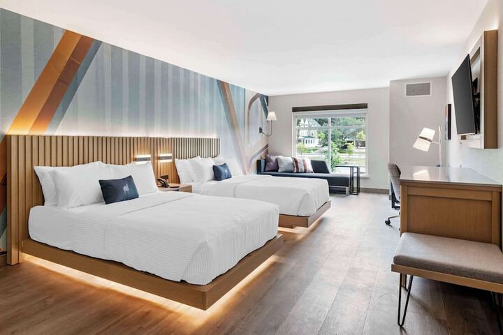 2 Queen Beds (11 of 12)
