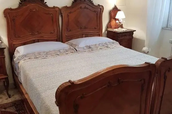 Room 6 of 10