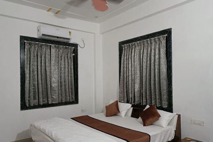 Room 6 of 12