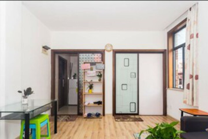 Room 7 of 12