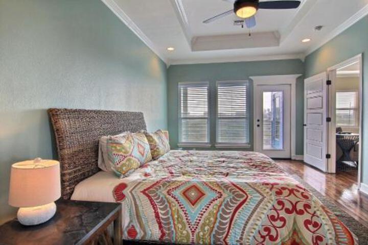 Exterior of Sea La Vie Pp322 Home