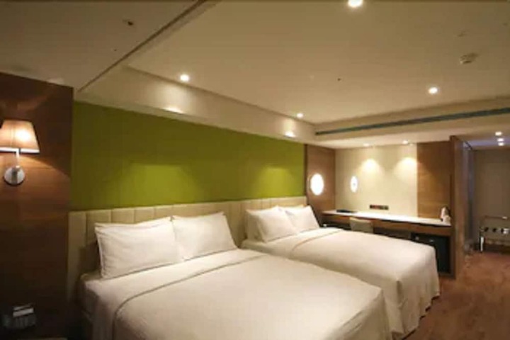 Room 27 of 64