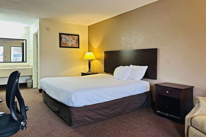 1 Queen Bed (1 of 13)