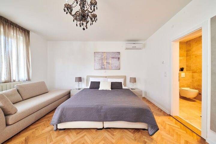 Room 6 of 34