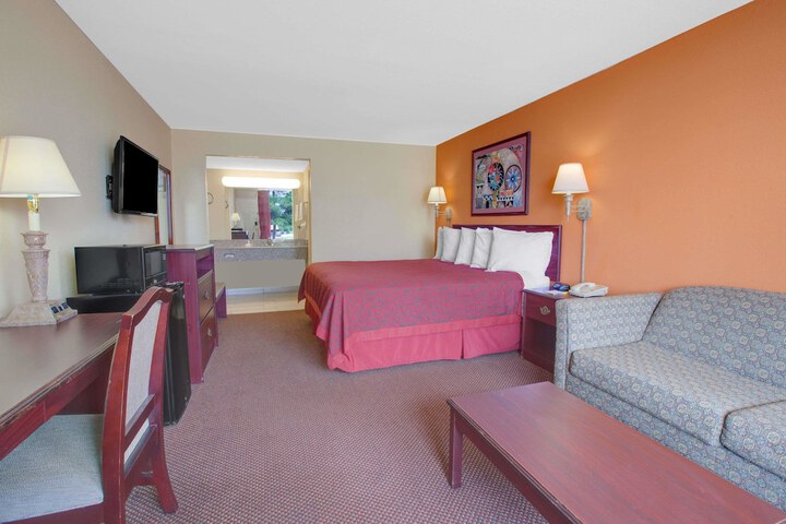 1 King Bed (4 of 10)