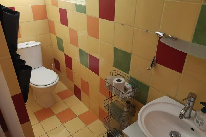 Room 6 of 12
