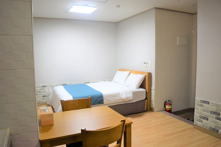 Room 8 of 80