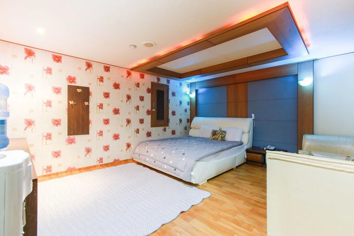 Room 4 of 10