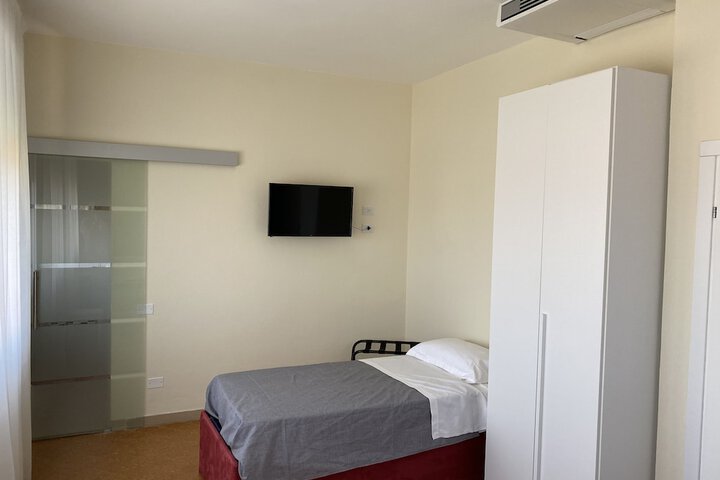 Room 9 of 99