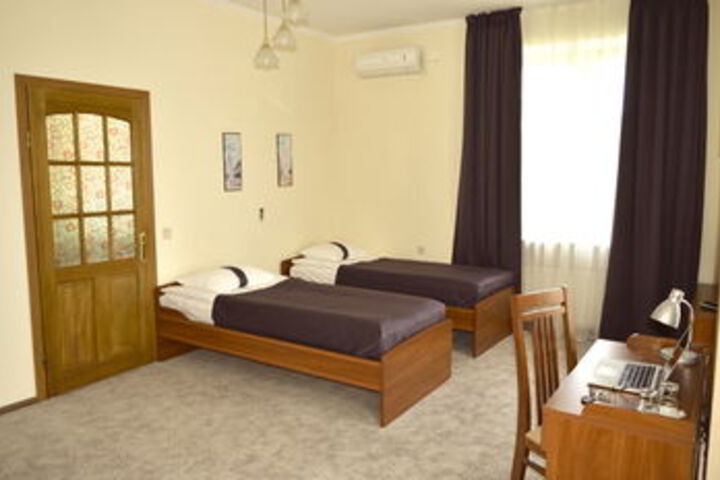 Room 32 of 46