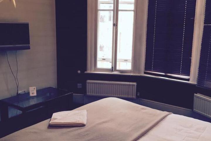 Room 2 of 10