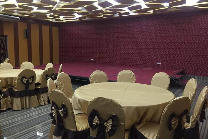 Ballroom/Hall 13 of 17