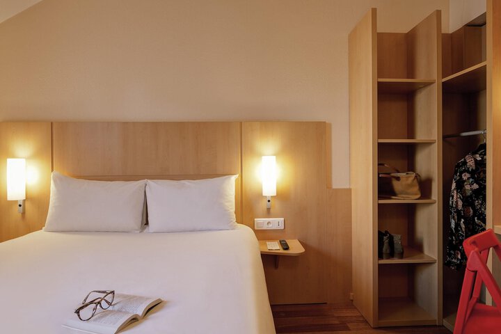 Room 18 of 110