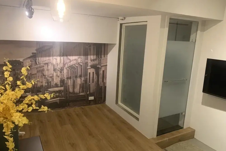 Room 6 of 14
