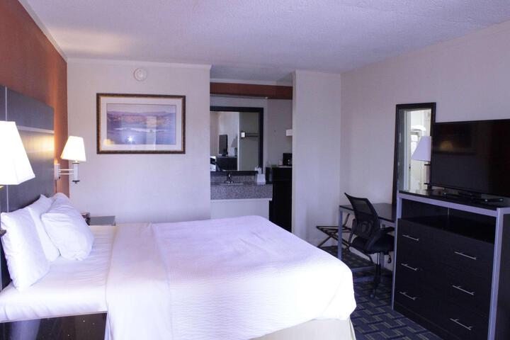 1 King Bed (2 of 8)