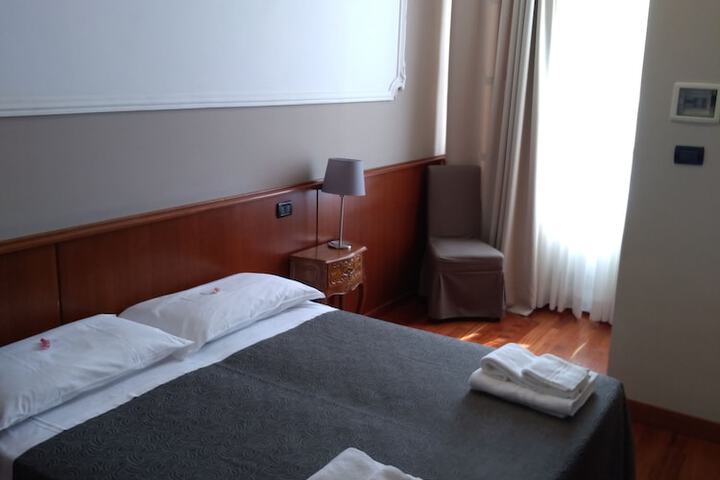 Room 10 of 33