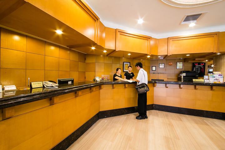 Check-in/check-out kiosk