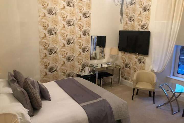 Room 4 of 28