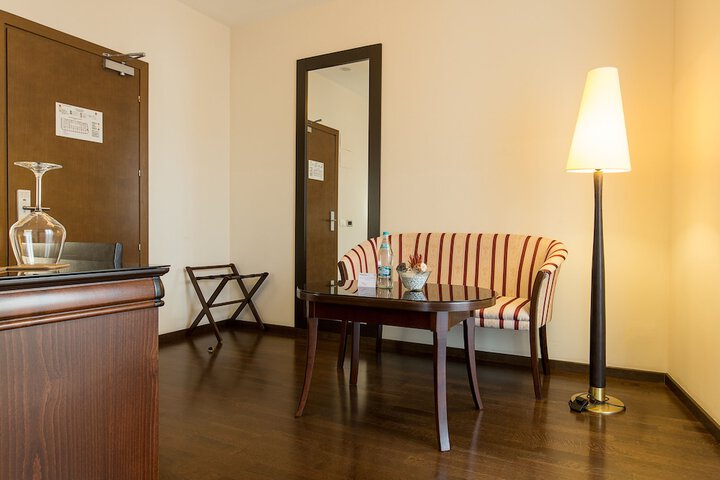 Room 28 of 102