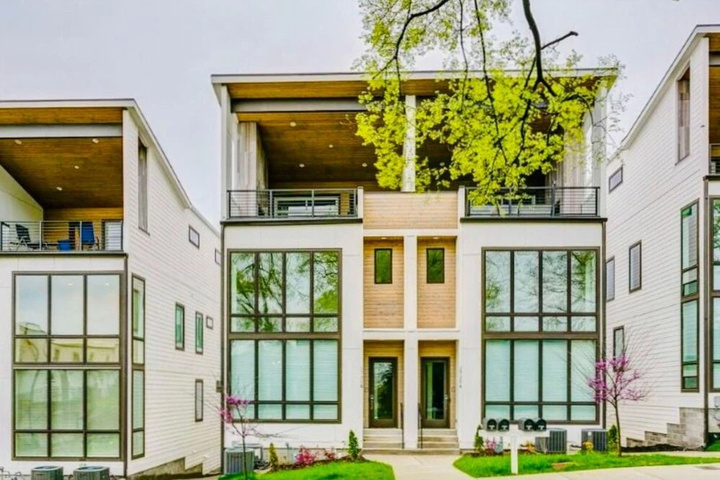 Exterior of 2 Modern Luxurious Side by Side Townhomes by Music City Luxury Stays