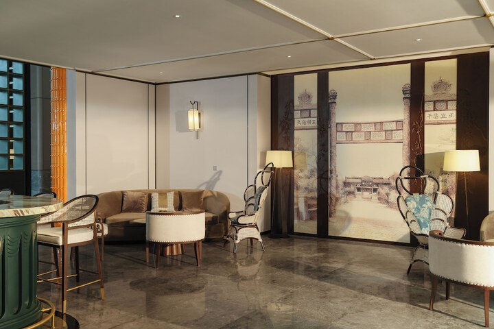 Lounge 68 of 72