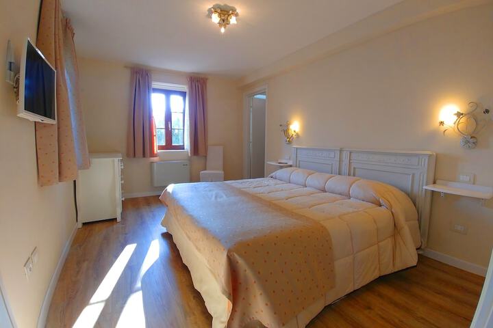 Room 12 of 28