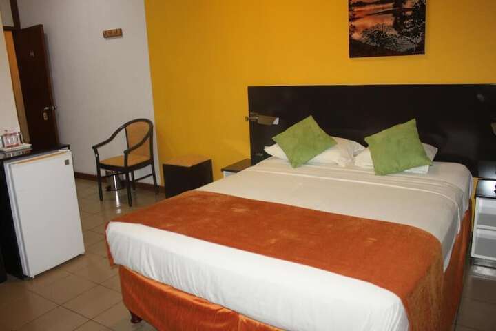 Room 6 of 33