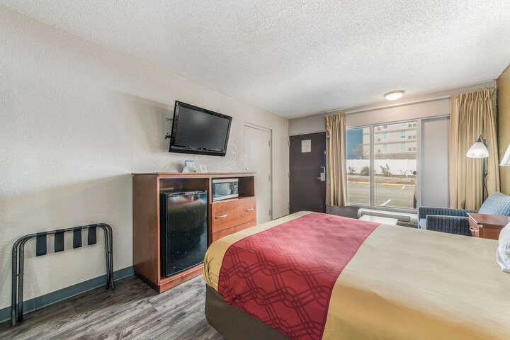 1 Queen Bed Accessible (9 of 10)