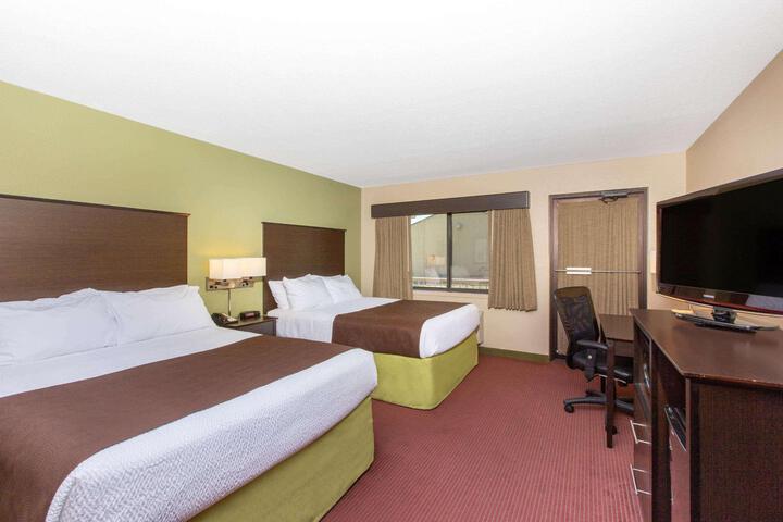 1 King Bed Deluxe Mobility Accessible (2 of 25)